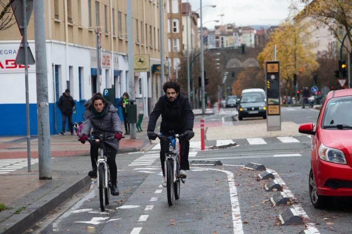 Dos ciclistas circulan por el nuevo tramo del carril bici de la Rochapea, que se estrenó a mediados de noviembre.