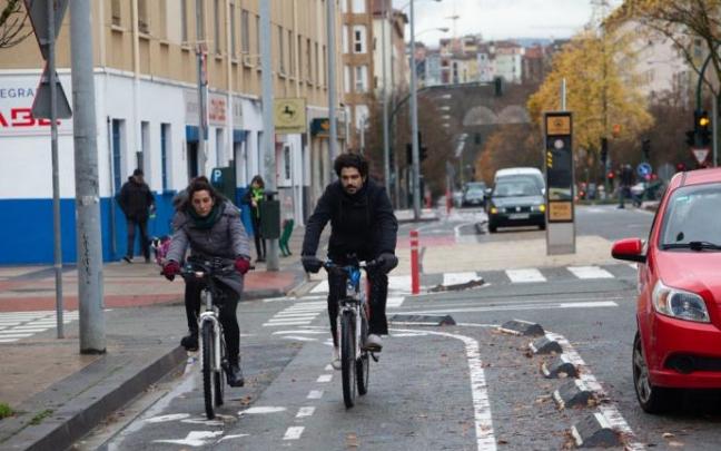 Dos ciclistas circulan por el nuevo tramo del carril bici de la Rochapea, que se estrenó a mediados de noviembre. Dos ciclistas circulan por el nuevo tramo del carril bici de la Rochapea, que se estrenó a mediados de noviembre.