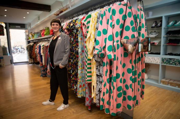 Jennifer Chocarro posa en la tienda de ropa Meraki, en San Nicolás.