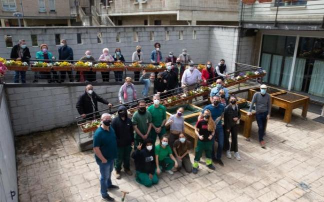 Estudiantes y usuarios del centro de mayores, esta mañana durante el reparto de mesas Estudiantes y usuarios del centro de mayores, esta mañana durante el reparto de mesas