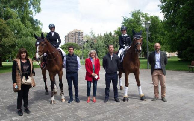La concejala Caballero, junto a los participantes en la presentación del concurso ayer miércoles en la Ciudadela.