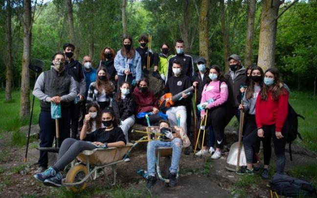 Jóvenes de 12 a 16 años participan en esta iniciativa colaborativa que busca implicar al colectivo, y mediante la que adecentarán la chopera de Intxaurdi.