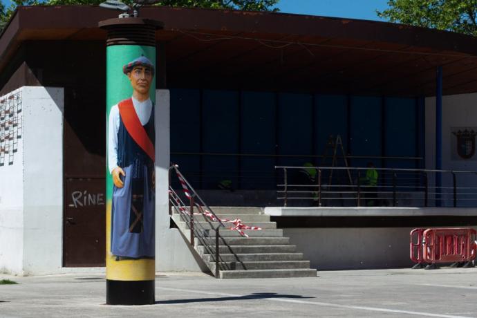 Nueva decoración que a gran formato rendirá homenaje a la Comparsa de Gigantes y Cabezudos de Berriozar en la plaza Eguzki.