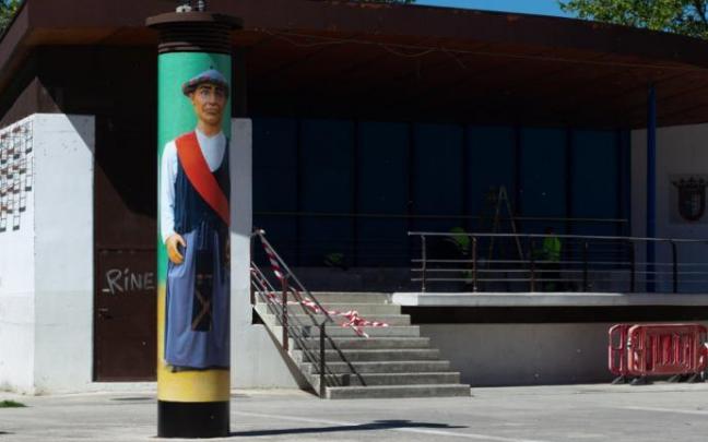 Nueva decoración que a gran formato rendirá homenaje a la Comparsa de Gigantes y Cabezudos de Berriozar en la plaza Eguzki.