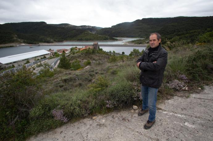 Javier Díez Huguet, con el embalse de Nagore al fondo, fue uno de los muchos vecinos del valle de Arce directamente afectados por la construcción del pantano de Itoiz.