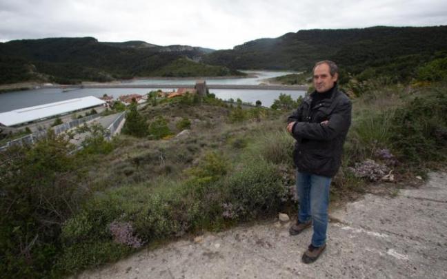 Javier Díez Huguet, con el embalse de Nagore al fondo, fue uno de los muchos vecinos del valle de Arce directamente afectados por la construcción del pantano de Itoiz.