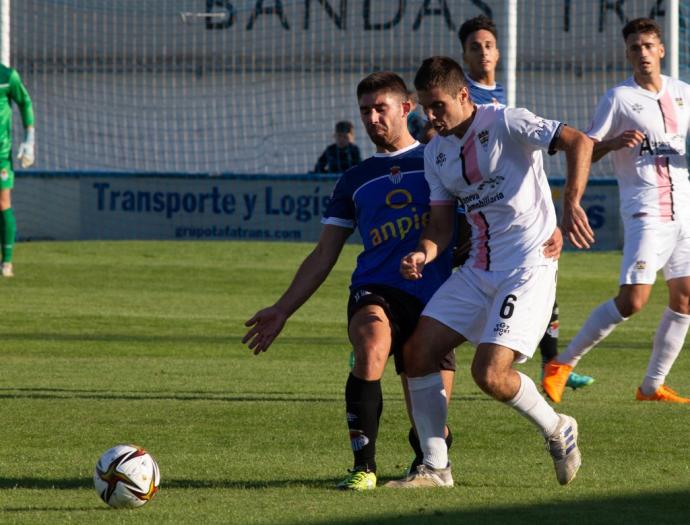 Lance del partido entre la Peña Sport y el Racing Rioja.