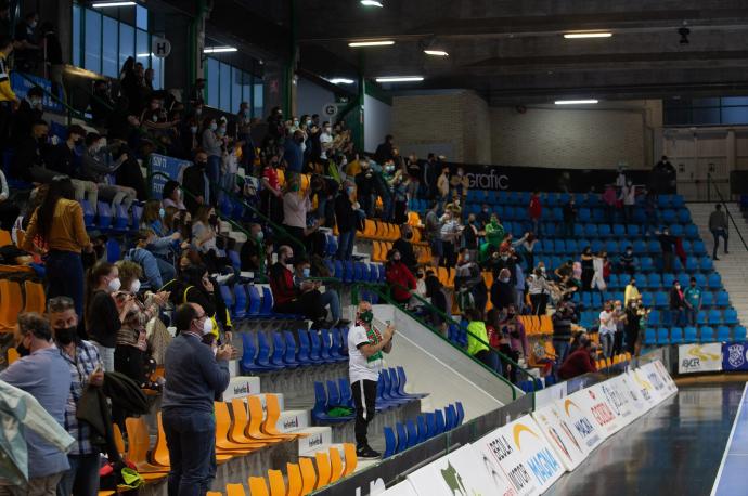 Aficionados ven un partido de fútbol sala en el Pabellón de Anaitasuna.