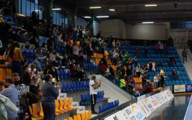 Aficionados ven un partido de fútbol sala en el Pabellón de Anaitasuna. Aficionados ven un partido de fútbol sala en el Pabellón de Anaitasuna.