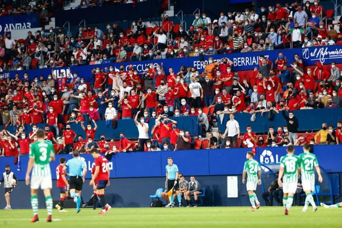 Público en las gradas durante el Osasuna - Betis