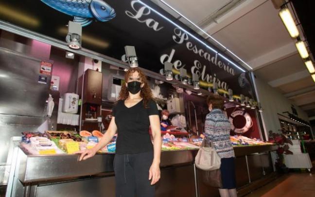 Elvira Clemos Martínez posa en su pescadería