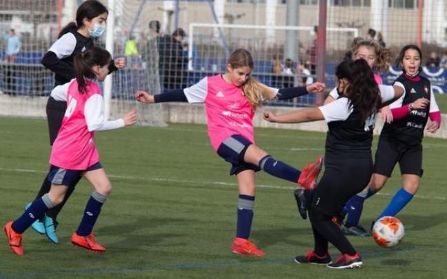 Una de las jugadoras del Interescolar rematando a puerta rodeada por rivales. Una de las jugadoras del Interescolar rematando a puerta rodeada por rivales.