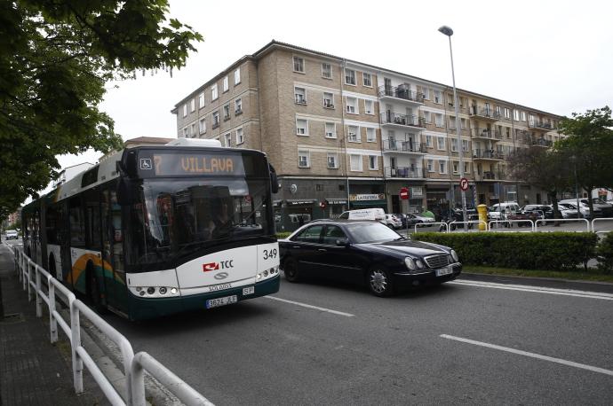 Una villavesa circulando por la avenida de San Jorge.