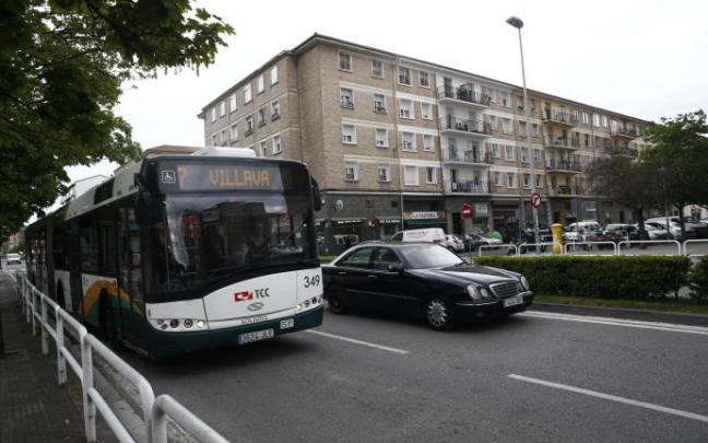 Una villavesa circulando por la avenida de San Jorge.