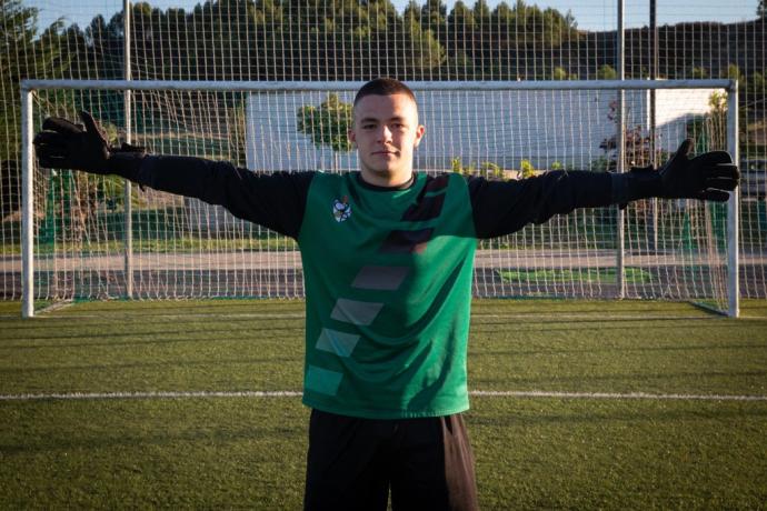 Mikel Aldave posa delante de una de las porterías del campo de fútbol de Beitikuntzea, en Lizásoain, donde el Pamplona juega como local.