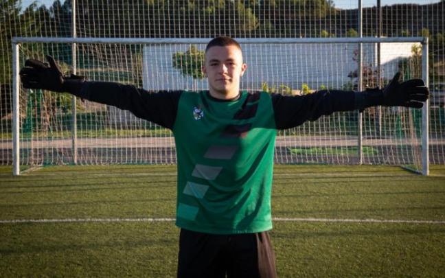 Mikel Aldave posa delante de una de las porterías del campo de fútbol de Beitikuntzea, en Lizásoain, donde el Pamplona juega como local.