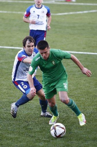 Aldave presiona a un rival del Gernika en el partido de ayer en Mutilva.