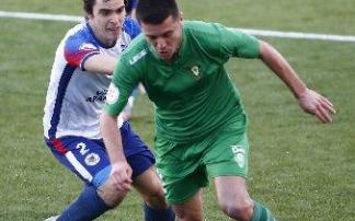 Aldave presiona a un rival del Gernika en el partido de ayer en Mutilva.