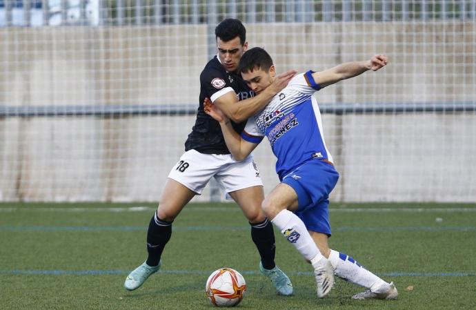 Un jugador del Itaroa Huarte intanta robarle el esférico a uno del Burladés.