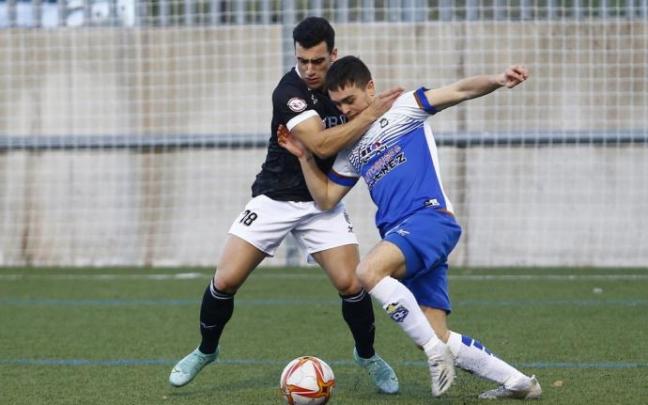 Un jugador del Itaroa Huarte intanta robarle el esférico a uno del Burladés.