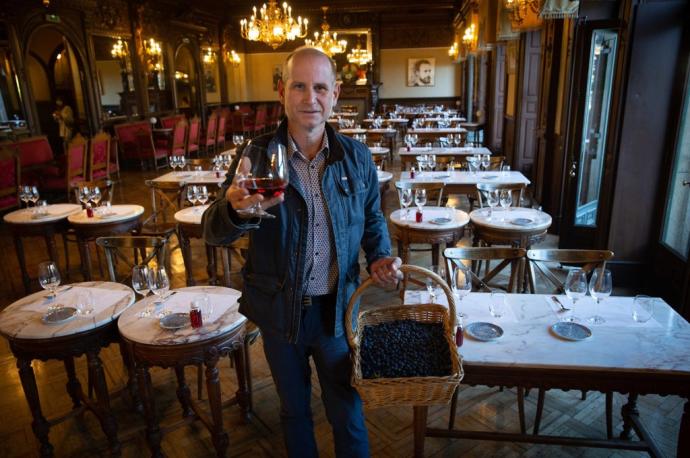 Adrián Subía posa con una copa de pacharán navarro y una cesta de endrinas en el salón del Nuevo Casino en la Plaza del Castillo.