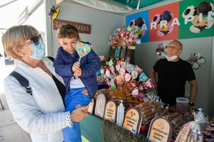 Imagen feliz de un niño en el estreno de la Semana del Producto Local en la Plaza del Castillo.