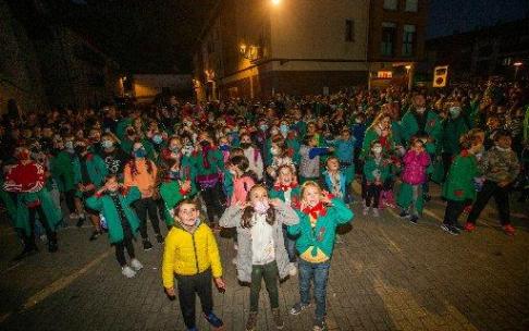 Había ganas de fiesta y cientos de personas no se quisieron perder el txupinazo, la licencia para disfrutar.