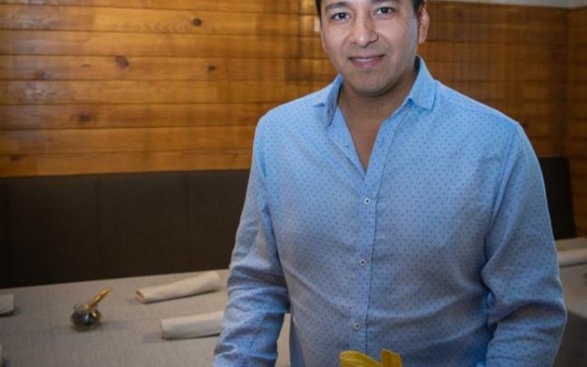 Víctor Lizarbe Garate posa con un plato de soba de chipirones, gambones y katsubuoshi y otro de ceviche de cornina nikkei. Víctor Lizarbe Garate posa con un plato de soba de chipirones, gambones y katsubuoshi y otro de ceviche de cornina nikkei.