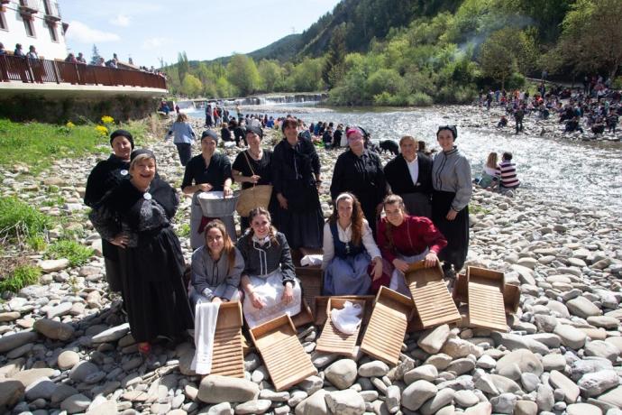 El grupo de lavanderas que rememora las labores que realizaron sus antepasados a orillas del río Esca.