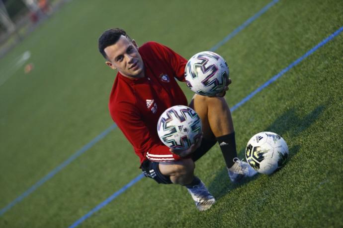 Rubén Azcona posa con tres balones en el entrenamiento de este lunes en Tajonar.