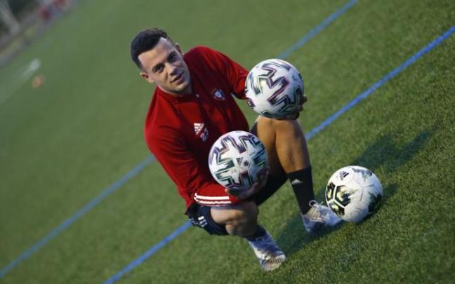 Rubén Azcona posa con tres balones en el entrenamiento de este lunes en Tajonar. Rubén Azcona posa con tres balones en el entrenamiento de este lunes en Tajonar.