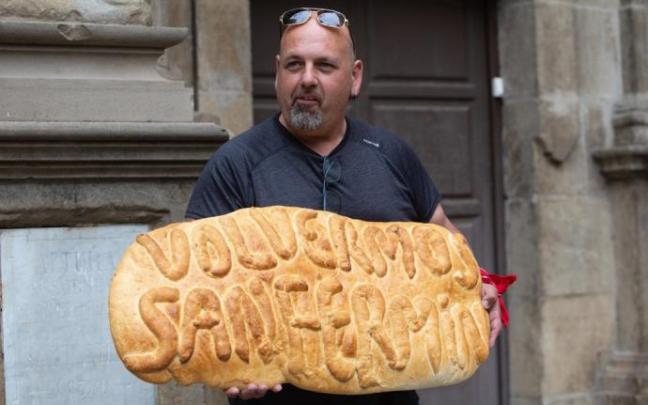 Alfonso Baigorri con su hogaza traída de Ablitas.