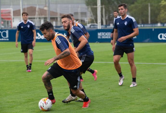 Rubén García y Roberto Torres, durante un entrenamiento esta pretemporada en Tajonar.