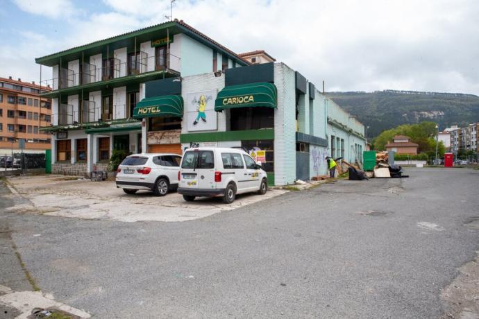 Comienzo de las obras de derribo del local, con los preparativos.