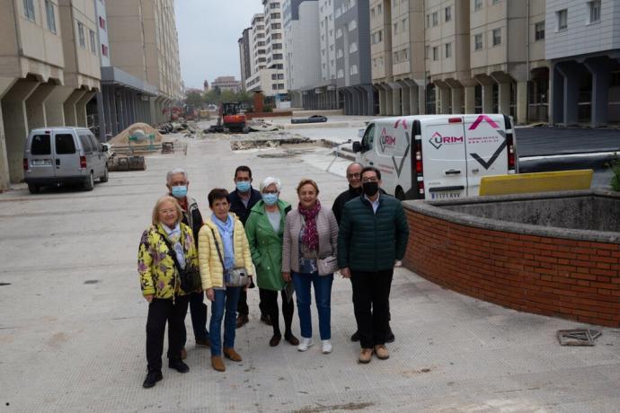 Un grupo de vecinos y vecinas de Parque Belagua, junto a las obras de reurbanización de la avenida Comercial.