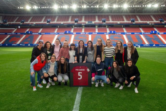 Mai Garde, junto a sus compañeras de Osasuna Femenino, en El Sadar en su despedida del equipo.