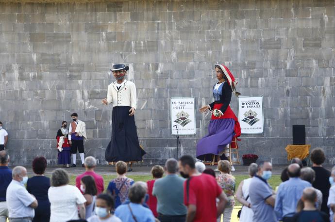 Los gigantes de Lumbier, vestidos con los trajes roncaleses, bailan tras el acto de colocación de los carteles en euskera y castellano.