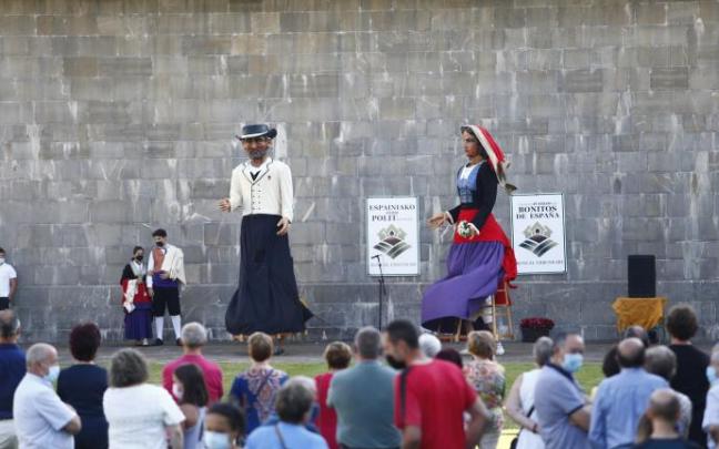 Los gigantes de Lumbier, vestidos con los trajes roncaleses, bailan tras el acto de colocación de los carteles en euskera y castellano.