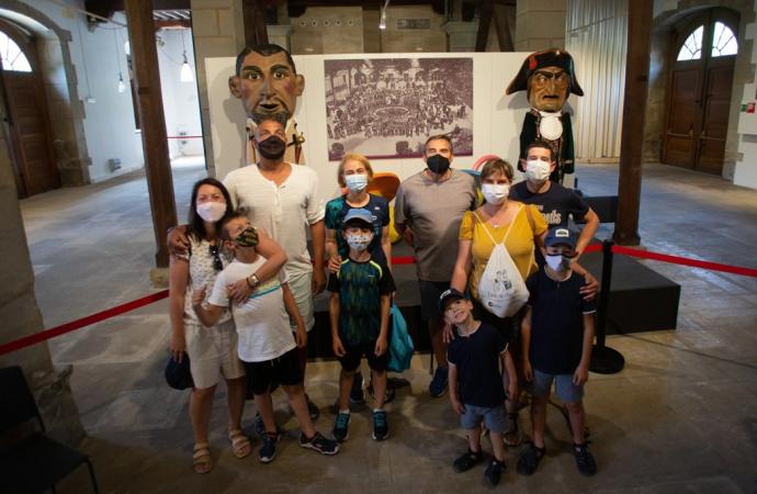 La familia Tellegui de Errenteria posa frente al Concejal y el Caravinagre.