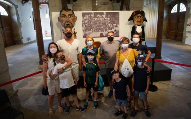 La familia Tellegui de Errenteria posa frente al Concejal y el Caravinagre.