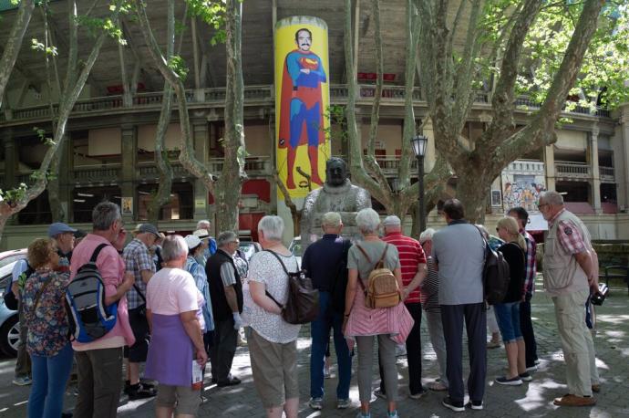 Decenas de curiosos frente al cartel de Superman