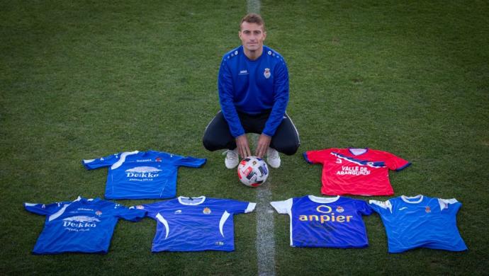 Fermín Úriz posa con las seis camisetas de los seis ascensos.