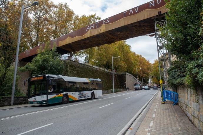 Una villavesa circula bajo la pasarela, a la que le han colocado varias torres de refuerzo.