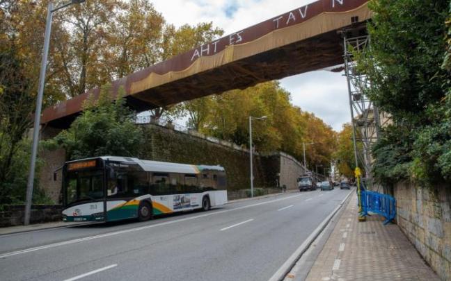 Una villavesa circula bajo la pasarela, a la que le han colocado varias torres de refuerzo.