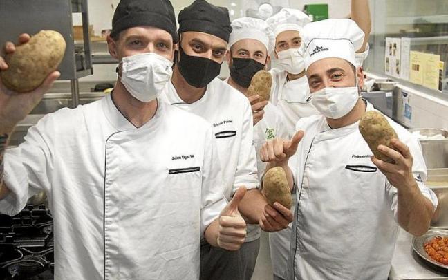 Equipo de cocina del Parador de Argómaniz con los diferentes tipos de patata. Fotos: Josu Chavarri