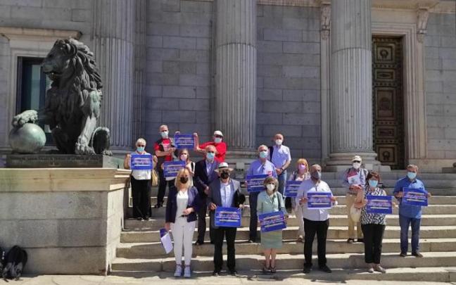 Representantes de la Comisión Promotora de la iniciativa legislativa popular (ILP) Medicamentos a un Precio Justo y la Iniciativa Ciudadana Europea Right2Cure se han concentrado hoy a las puertas del Congreso de los Diputados en Madrid. Representantes de la Comisión Promotora de la iniciativa legislativa popular (ILP) Medicamentos a un Precio Justo y la Iniciativa Ciudadana Europea Right2Cure se han concentrado hoy a las puertas del Congreso de los Diputados en Madrid.
