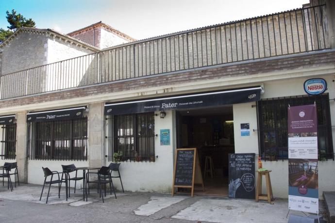 Fachada del bar Pater, en Estíbaliz, que estará abierto este domingo.