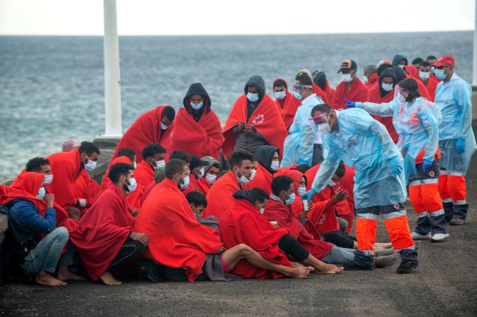 Sanitarios atienden a los migrantes a su llegada al puerto