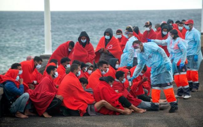 Sanitarios atienden a los migrantes a su llegada al puerto