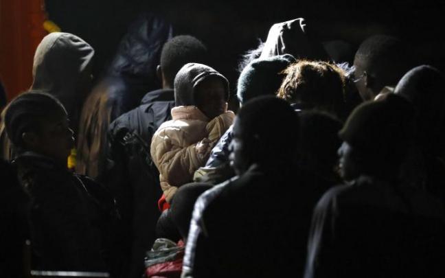 A bordo de dos barcas neumáticas viajaban 21 mujeres y diez niños. A bordo de dos barcas neumáticas viajaban 21 mujeres y diez niños.